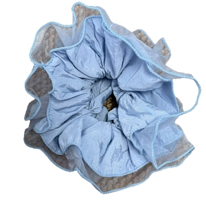 Chouchou bleu clair style français avec volants multicouches et tissu effet perlé