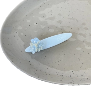 Pince à cheveux fleur en résine bleue avec gravure SAN sur plateau en céramique