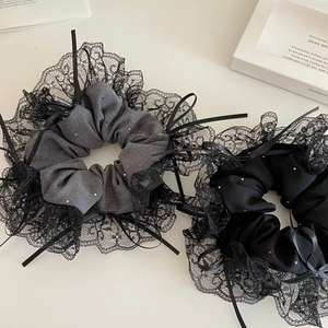Chouchous chic en dentelle avec nœuds en satin et strass en gris et noir