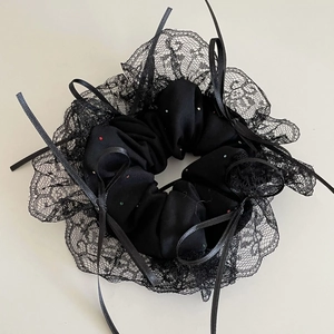 Chouchou en dentelle noire gothique avec strass colorés et rubans délicats