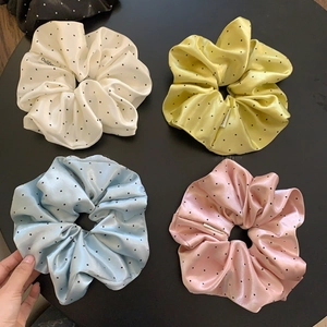 Set aus vier großen Satin-Haargummis mit Punkten in Pink, Blau, Gelb und Weiß