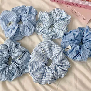 Lot de 5 chouchous en coton à rayures bleues et blanches sur fond beige doux