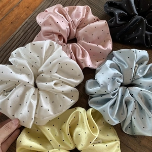 Set aus Satin-Haargummis mit Punkten in Pink, Schwarz, Weiß, Blau und Gelb auf Holz