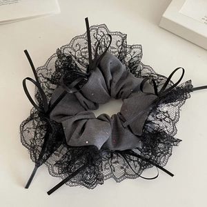 Chouchou en dentelle gris foncé avec nœuds noirs et strass colorés pour un style ballet