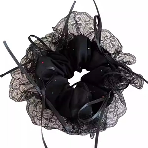 Chouchou en satin noir avec dentelle, rubans et strass pour coiffures balletcore