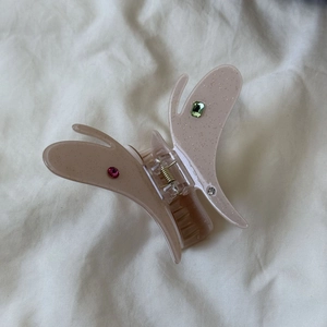 Pince à cheveux papillon en acétate rose avec strass colorés et paillettes fines