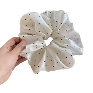 Übergroßer Haargummi aus weißem Satin mit schwarzen Punkten und Hochglanz-Finish