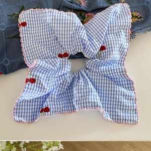 Chouchou vichy de style français avec broderie cerise et bords ondulés roses
