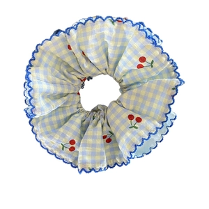 Chouchou écossais style français avec broderie cerise et bords ondulés bleus
