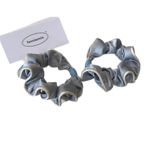 Elegante graublaue Satin-Haargummis mit weißem Rand, Set aus zwei elastischen Haarbändern