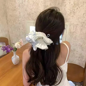 Eleganter weißer Satin-Haargummi mit blauer Schleife in braunem, langem Haar