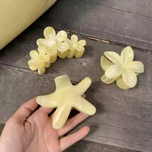 Pinces à cheveux étoile de mer et frangipanier jaune crème pour coiffure de plage
