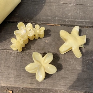 Pinces à cheveux en acétate jaune crème motif étoile de mer et fleur de frangipanier