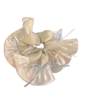 Cremefarbenes Satin-Haargummi mit blauen Schleifen und Perlen im Ballett-Stil