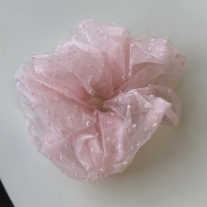 Chouchou français en tulle rose clair avec broderie à pois pour femme élégante