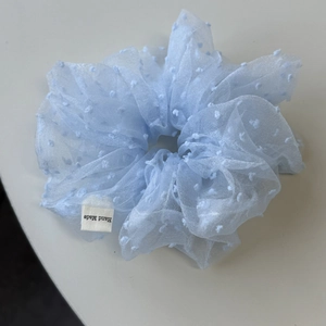 Chouchou en organza bleu clair à pois de style français avec étiquette faite main
