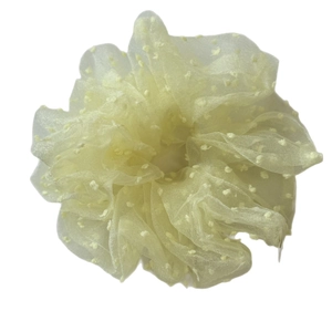 Chouchou en organza jaune clair de style français avec des pois blancs sur fond blanc