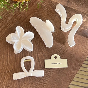 Set mit 4 weißen Perlglanz-Haarklammern in Blumen-, Wellen- und Schleifenform