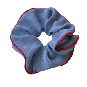 Blaues Mesh-Haargummi mit roten Paspeln und bunten Streifen für stylisches Haar
