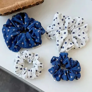 Set mit blau-weißen Blumen-Haargummis aus elastischem Seersucker für Pferdeschwänze