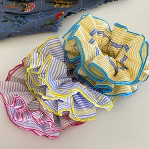 Chouchous rayés de style français en rose, violet et jaune pour coiffures élégantes