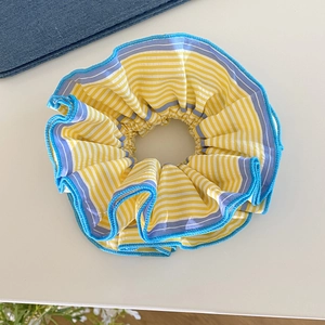 Chouchou rayé jaune et blanc de style français avec détail de bordure bleue
