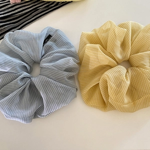 Elastici scrunchies in organza a quadretti blu e gialli per capelli con etichetta