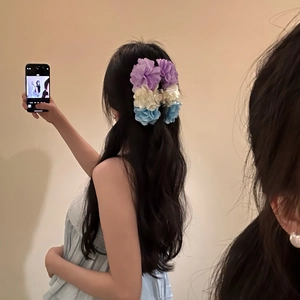 Pinza per capelli con fiori di chiffon colorati e perle per acconciature eleganti