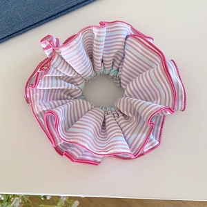 Chouchou rayé de style français rose et bleu clair avec bords fuchsia pour cheveux