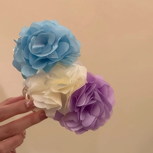 Pinza per capelli a fiore con fiori in tessuto blu bianco e viola per acconciature chic