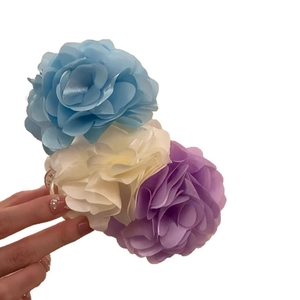 Grande molletta per capelli con fiori in chiffon nei colori blu, crema e lavanda
