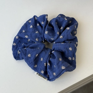 Marineblauer Seersucker-Haargummi mit weißem Gänseblümchen-Muster und gewebtem Etikett