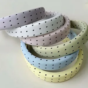 Lot de six bandeaux épais en éponge colorée avec texture soie et motifs de cœurs
