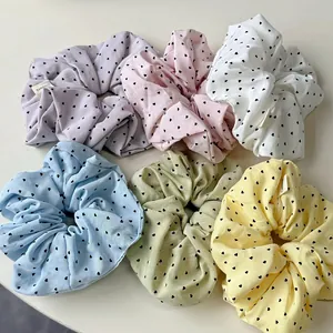 Lot de six chouchous en tissu à motifs de cœurs dans des couleurs pastel d'été