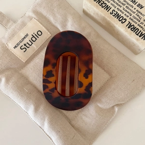French retro tortoiseshell acetate flat hair claw clip with oval hollow design for women