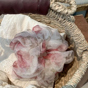 Chouchou romantique en organza à fleurs rouges et blanches au design bouffant de rêve