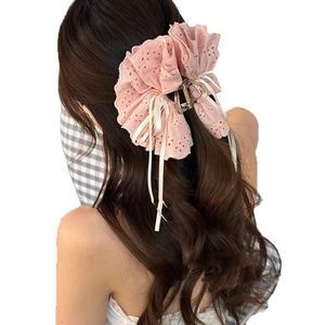 Pince à cheveux élégante en dentelle rose avec rubans blancs pour coiffure femme