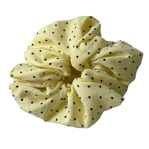 Chouchou jaune clair à motif cœurs en tissu élastique doux avec petite étiquette tissée
