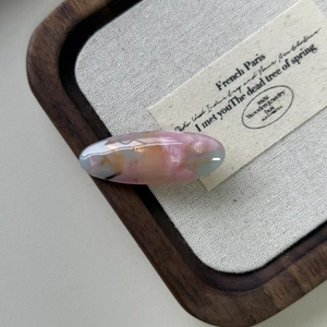 Dettaglio molletta in acetato marmorizzato con scritte dorate France Handmade