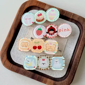 Lot de quatre barrettes en acrylique avec motifs mignons d'ours de fraise et de cupcake