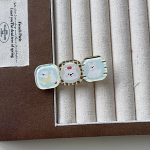 Barrette à cheveux mignonne style coréen avec oursons en résine sur plateau de bijoux