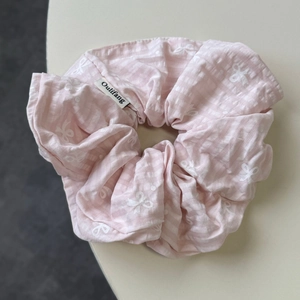 Chouchou en tissu à rayures roses avec motifs floraux pour coiffure élégante
