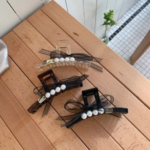 Dreiteiliges Haarklammer-Set mit eleganten Organzaschleifen und weißen Perlen auf Holz