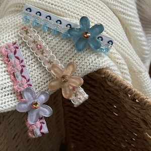 Set di tre fermagli per capelli retrò con nastri ricamati e fiori con strass