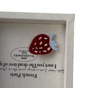 Graziosa clip per capelli a fragola in acetato rosso con dettagli in strass scintillanti