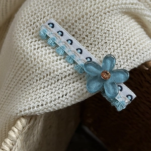Elegante fermaglio per capelli a fiore azzurro con strass e nastro con nappe decorativo