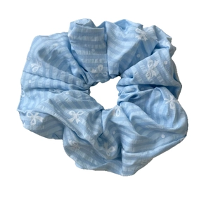 Chouchou élégant en tissu à rayures bleu clair avec de jolis motifs de nœuds blancs