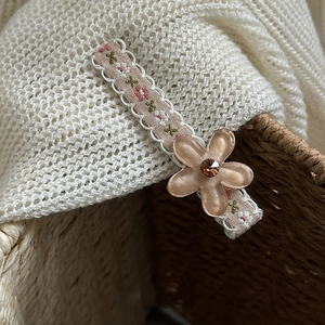 Fermaglio per capelli con ricamo floreale, nastro e fiore in resina color ambra