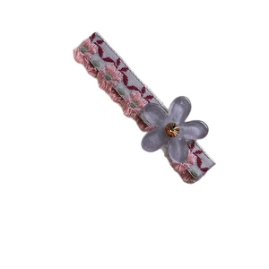 Fermaglio per capelli ricamato con nastro e fiore in resina con strass luccicanti