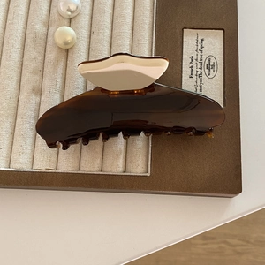 Pince à cheveux en acétate style français avec design contrasté ambre et blanc crème